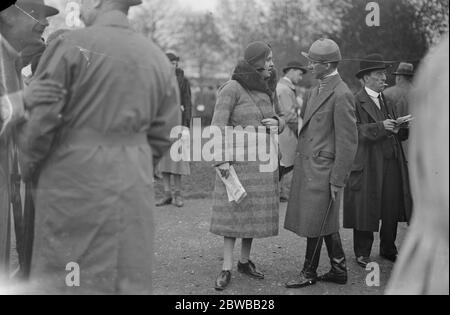 L'incontro di gara di United Hunt all'ippodromo di Lingfield Park . L'onorevole Dorothy Paget e il capitano Brownhill 2 maggio 1932 Foto Stock