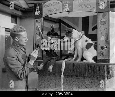 Il SIG. Williams J Maggs, figlio di 26 anni del sig. J Maggs, showmen' Punch and Judy' di Bournemouth, da 40 anni, mantiene centinaia di anni di tradizione familiare. Userà il 'Punch' di 200 anni come fece suo nonno e suo nonno prima di lui. 13 novembre 1935 Foto Stock