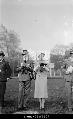 Riunione United Hunt all'ippodromo di Lingfield . Il capitano Callon e la sig.ra Christopher Lowther. 1 maggio 1932 Foto Stock