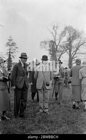 Riunione di United Hunt a Lingfield , Surrey . Il Duca di Norfolk , Bernard Fitzalan-Howard e il Marchese Camden . 1 maggio 1932 Foto Stock