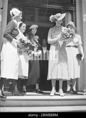 La Duchessa di Kent , presidente del Fondo della Regina Alexandra Rose Day , inizia il suo tour dei depositi dei venditori 21 giugno 1938 Foto Stock