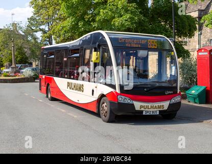 Servizio di autobus Pulhams per Cirencester a Northleach, Gloucestershire, Cotswolds, Inghilterra, Regno Unito Foto Stock