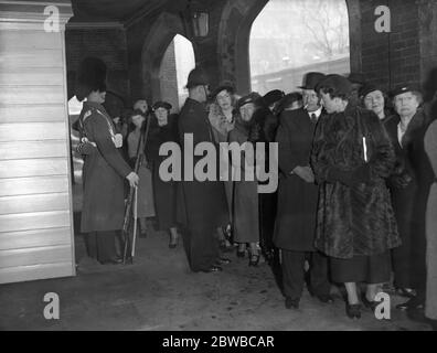 Matrimonio del Duca di Kent e della Principessa Marina . La coda in attesa di vedere i regali a St James Palace . Foto Stock