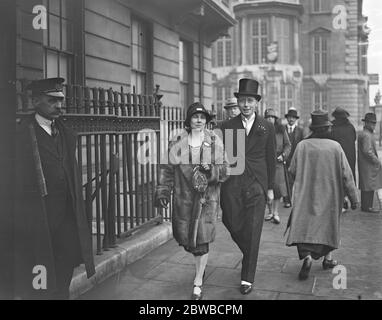 Ospiti in arrivo per il Roper Curzon , Whitaker Wedding . Comandante e la sig.ra Sanders . 19 ottobre 1927 Foto Stock