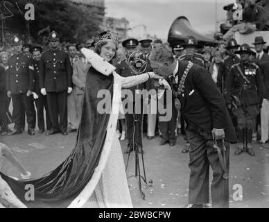 Southend - on - Carnevale di mare . La Regina del Carnevale , la signorina Hilda Wordsworth , che viene accolta dal sindaco . 22 agosto 1934 Foto Stock