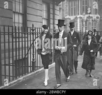 Ospiti in arrivo per il Roper Curzon , Whitaker Wedding . La sig.ra Frederick Pelham Clinton e il sig. Henry Pelham Clinton. 19 ottobre 1927 Foto Stock