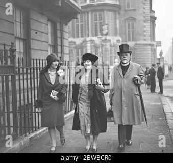 Ospiti in arrivo per il Roper Curzon , Whitaker Wedding . Sig.ra Bernard, e il reverendo R H Hodgson. 19 ottobre 1927 Foto Stock