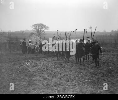 Come i bambini trascorrono il loro tempo nella recentemente stabilita Casa per i bambini di shock RAID a Chailey . Uscire per una lezione di giardinaggio . 5 marzo 1918 Foto Stock