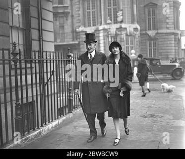 Ospiti in arrivo per il Roper Curzon , Whitaker Wedding . Il sig. Milnes Gaskell e l' onorevole Nancy Mitford. 19 ottobre 1927 Foto Stock