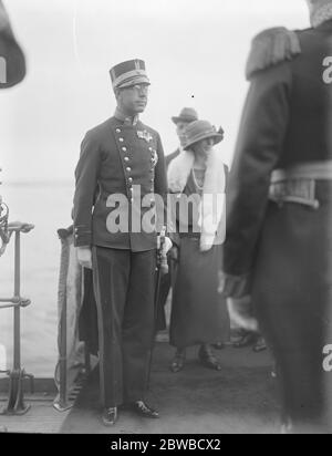 Il principe ereditario di Svezia e Lady Louise Mountbatten visitano lo Squadrone di battaglia svedese a Shierness . 3 luglio 1923 Foto Stock