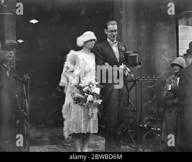 Nozze di W Leslie Farrer e di Miss Marjorie Pollock presso la Chiesa di St Margaret Lothbury , città di Londra . 16 gennaio 1926 Foto Stock