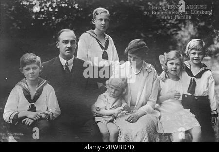 L'unica figlia dell'ex Kaiser con il marito e i figli Herzog Ernst August zu Braunschweig und Luneberg con la sua famiglia 9 maggio 1927 Victoria Louise di Prussia ( Viktoria Luise Adelheid Mathilde Charlotte Herzogin zu Braunschwieg und Luneberg von Preussen ) Foto Stock