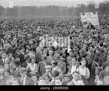Una sezione della folla enorme quando 30 , 000 ebrei si radunano in Hyde Park come una dimostrazione contro la persecuzione nazista degli ebrei in Germania 20 luglio 1933 Foto Stock