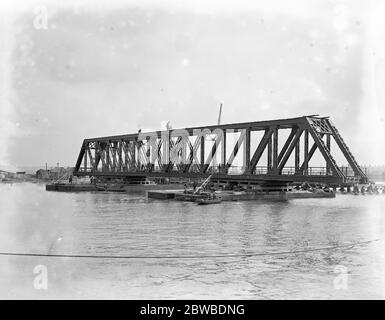 Tilbury , ponte stradale di 450 tonnellate , costruito dal ponte di Cleveland e co ltd di ingegneria , Darlington . 17 maggio 1928 Foto Stock