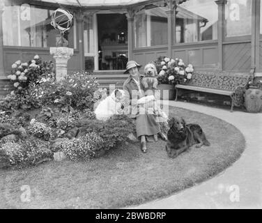 Ritorno di Lily Elsie al suo bungalow a Skegness Foto Stock