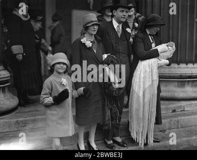 Il battesimo nella Chiesa di San Pietro , Piazza Eaton , Londra , della figlia infante Jane , di Lord e Lady Queensberry . Raffigurata da sinistra a destra ; Lady Patricia Douglas e i suoi genitori , Lord e Lady Queensberry . 24 gennaio 1927 Foto Stock