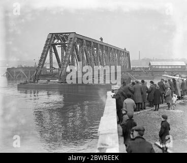 Tilbury , ponte stradale di 450 tonnellate , costruito dal ponte di Cleveland e co ltd di ingegneria , Darlington . 17 maggio 1928 Foto Stock