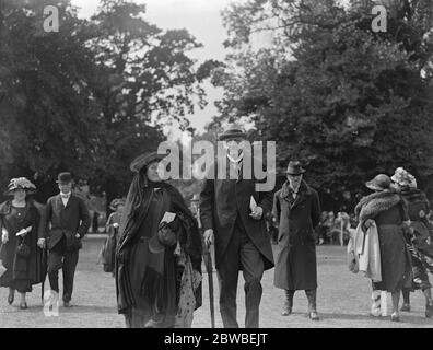 Polo al ranelagh Club , Londra Ovest . La gara anglo - Polo francese per la Verdun Challenge Cup . Nella foto sono raffigurati il Duca e la Duchessa di Somerset . 17 giugno 1922 Foto Stock