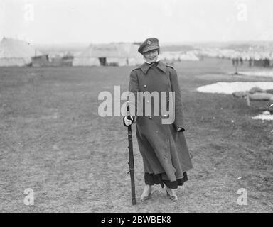 Gita del campo di Daly, Miss Nellie Taylor al campo a vento di Ludgersall Foto Stock