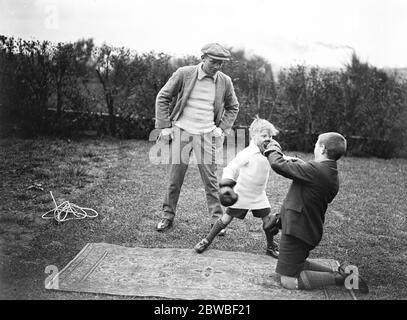 Jimmy Wilde si è in forma per incontrare Pancho Villa per il titolo mondiale sulle colline gallesi 2 maggio 1923 Foto Stock