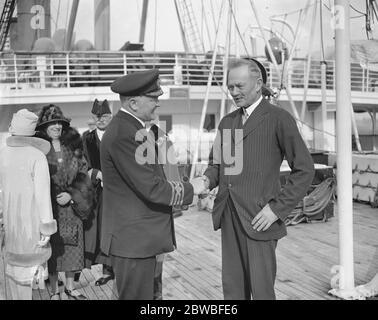 A bordo della SS imperatrice di Francia , il capitano Griffiths di Southampton (skipper) e Lord Byng Foto Stock