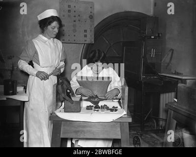 Trattamento di Radium presso il Radium Institute , Riding House Street, Portland Place, Londra . Preparazione di applicazioni , caricate con il raggio . 17 gennaio 1925 Foto Stock