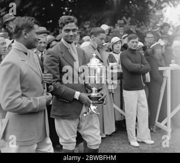 Ranelagh club di polo fattoria . Jaipur contro Oscaston nella finale della Ranelagh Open Challenge Cup . Il Maharajah di Jaipur con e ricevere la tazza dal sangue generale di Sir Bindon 10 giugno 1933 Foto Stock