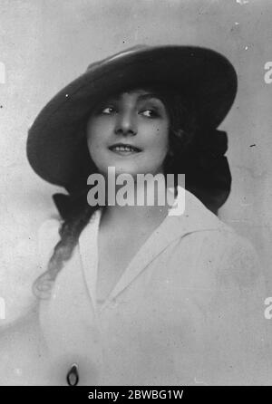 Le ragazze gemelle si sposano lo stesso giorno Senhorina Irma da Cruz Santos e Senhorina Maria da Cruz Santos due sorelle brasiliane debutanti sono state sposate lo stesso giorno con i bridgrooms di Rio de Janeiro 15 gennaio 1923 Foto Stock