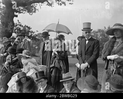 Polo al ranelagh Club , Londra Ovest . Anglo - Polo match francese per la Coppa Verdun . Nella foto sono raffigurati il conte e la contessa Haig sotto il parasolo . 17 giugno 1922 Foto Stock