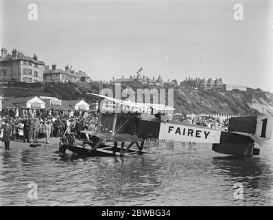 Prima gara internazionale di idrovolanti a Bournemouth il tenente colonnello Vincent Nicholl D S o (Gran Bretagna) nell'idrovolante Fairey prima dell'inizio del 11 settembre 1919 Foto Stock