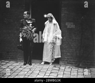 Matrimonio del Principe ereditario di Svezia e di Lady Louise Mountbatten a St James Lady Lousie Mountbatten con il fratello Marquis di Milford Haven 4 novembre 1923 Foto Stock