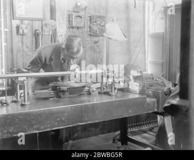 Foto scultura , notevole forma di arte nuova Foto scultura è il nome che il signor Edmunds di Brighton ha dato ad una nuova e notevole forma d'arte . Il Sig. Edmunds al lavoro sulla macchina da carving che mostra la piastra guida che controlla il movimento della seminatrice 27 aprile 1922 Foto Stock