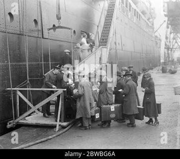 La nave di sovvenzione . Gli emigranti si imbarcarono a Tilbury sulla linea di oco ton del 13' Moreton Bay', il primo del nuovo servizio del governo australiano. Il viaggio è previsto per 31 giorni . 7 dicembre 1921 Foto Stock