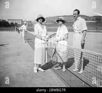 Pourville sur Mer attrae stelle sociali . La sig.ra Doris Joel chiacchierando con il sig. Guy Buckle e la sig.ra Pattinson sui campi da tennis. 24 luglio 1922 Foto Stock