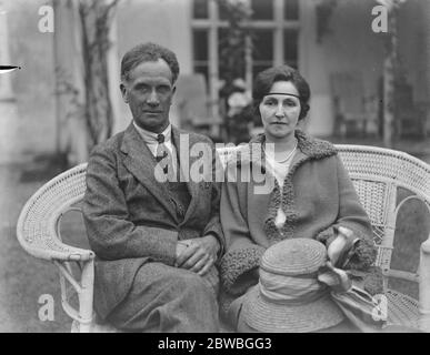 Sir Herbert Barker (il famoso chirurgo manipolativo) con Lady Barker (sua moglie) nel giardino della loro casa di riposo Elmdene a Pinner il 9 giugno 1922 Foto Stock