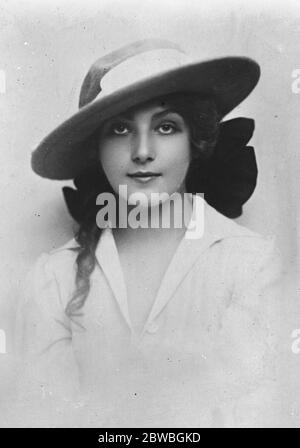 Le ragazze gemelle si sposano lo stesso giorno Senhorina Maria da Cruz Santos e Senhorina Irma da Cruz Santos due sorelle brasiliane debutanti sono state sposate lo stesso giorno con i bridgrooms di Rio de Janeiro 15 gennaio 1923 Foto Stock