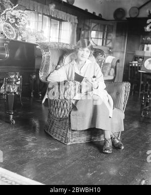 Ritorno di Lily Elsie al suo bungalow a Skegness Foto Stock
