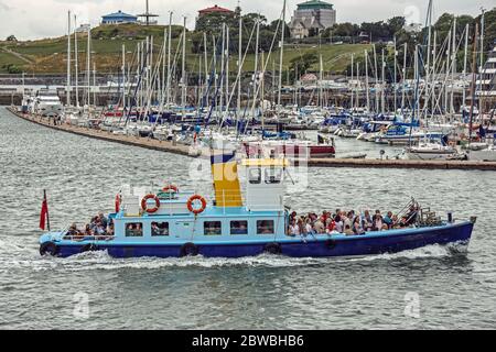 Un traghetto completo di Cremyll, l'Edgcumbe Belle, che arriva a Plymouth in una domenica affollata Foto Stock