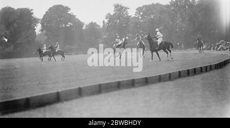 Remarkable Action Shot Fotografia di American Polo Team UNA fuga stretta per Roehampton 2 giugno 1921 Foto Stock