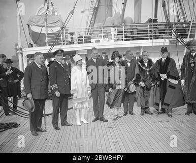 A bordo della SS imperatrice di Francia , Southampton secondo da sinistra Capitano Griffiths (skipper) e sindaco di destra di Southampton Alderman J e Silverman Foto Stock