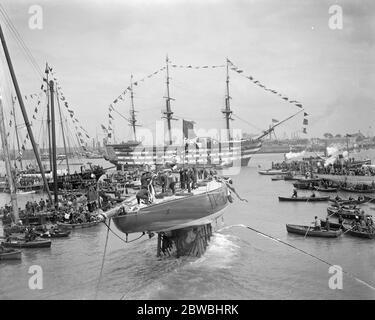 Lancio di Shamrock IV a Gosport 26 maggio 1914 Foto Stock