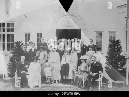 Due famiglie reali in una prima fila di foto ( seduto ) da sinistra a destra . Il re di Svezia, la regina di Danimarca, la regina di Svezia e il re di Danimarca, il principe Gustav di Danimarca, il principe ereditario di Svezia, la principessa Axel di Danimarca, La principessa Carl di Svezia, che tiene la mano del suo più grande nipote, il piccolo Principe Giorgio, il Principe Carl di Svezia, il piccolo Principe Carl (figlio unico degli ultimi), la Principessa Martha di Svezia, Il principe Bernadotte di Svezia e la principessa Nagmar e Thira di Danimarca ultima fila , la terza figura di sinistra è il principe Axel di Denm Foto Stock
