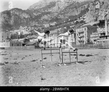 Giochi Olimpici delle Signore a Monte Carlo . Miss Wright e Miss Hatt , due dei concorrenti inglesi che si sono fatti un ostacolo in stile raffinato . 15 aprile 1922 Foto Stock
