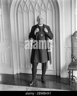 Il cristianesimo della principessa Marys Infant Son Dr Cosmo Gordon Lang , Arcivescovo di York che ha eseguito la cerimonia a Goldsborough Church Yorkshire il 17 marzo 1923 Foto Stock