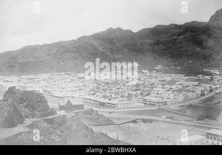 Il tour del Principe di Galles . Il Principe del Galles visiterà Port Said e Adan durante il suo viaggio in India . Un panorama di Adan preso dal bordo superiore del bordo interno del cratere del vulcano estinto in cui si trova la città. In primo piano è la Chiesa inglese e a destra si può vedere il mercato dei cammelli . 31 ottobre 1921 Foto Stock