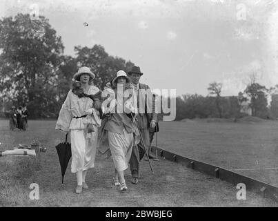 Polo al ranelagh Club , Londra Ovest . La gara anglo - Polo francese per la Verdun Challenge Cup . Nella foto sono raffigurate la sig.ra Flavia Forbes e la sig.ra James Forbes . 17 giugno 1922 Foto Stock