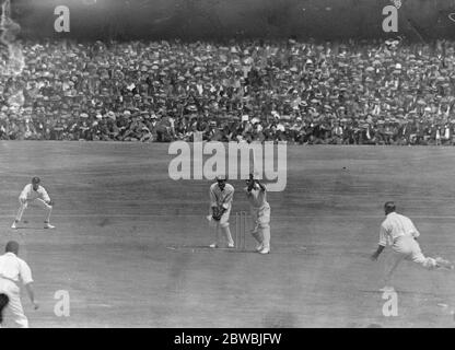 Terzo Test Match a Leeds . Inghilterra contro Australia a Leeds . Gregory ( Australia ) sta per consegnare la palla . 2 luglio 1921 Foto Stock