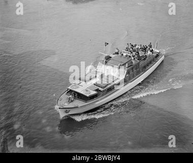 ' Pride of Westminster'. Il primo dei nuovi autobus acquatici, di proprietà del signor H A Harvey, di Cambridge, inizia un servizio di Tamigi. Le corse programmate per Southend con chiamate a , Greenwich , Woolwich e Gravesend . Trasporta un centinaio di passeggeri ed è stata progettata da Frederick Shepherd , l'architetto dell'ombelico londinese il 16 aprile 1938 Foto Stock
