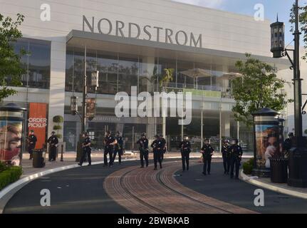 Los Angeles, Stati Uniti. 31 maggio 2020. Gli agenti di polizia hanno protetto Nordstrom al Grove il quarto giorno di protesta nella zona di Fairfax di Los Angeles sabato 30 maggio 2020. Le manifestazioni pacifiche si sono trasformate violente e inopportune, spingendo Gov. Gavin Newsom dichiarerà lo stato di emergenza e schiererà fino a 1,000 truppe della Guardia Nazionale dopo che la folla si è riversata nel quartiere Fairfax, nel centro e su Beverly Boulevard, con molti che hanno preso l'intersezione di Third Street e Fairfax Avenue, chiudendo il traffico. Foto di Jim Ruymen/UPI Credit: UPI/Alamy Live News Foto Stock