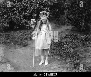 Sig.na Evelyn Elmes , di 11 anni di Upper Norwood . La Regina di maggio di Londra 1 maggio 1921 Foto Stock